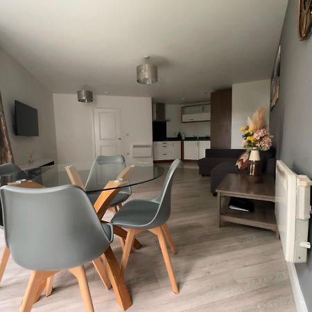 Luxury Apartments - Wallis Square, Farnborough Фарнборо Экстерьер фото